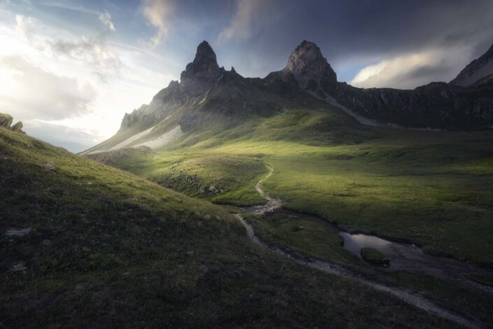 Berge, Almwiesen, Wiesen, Weg, Blumen, Wasser, Wolken, Nachmittag, Freundlich, Dunst, Dies, Märchennhaft, Landschaftsfotografie, Wildnis, Frankreich, Alpen, Französische Alpen, Landschaft